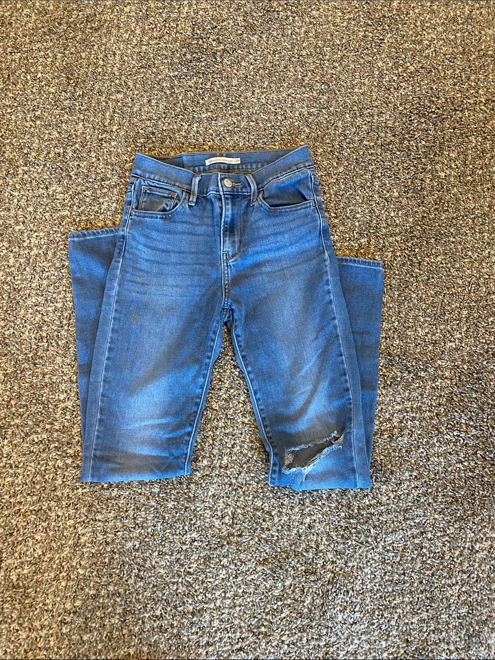 Levi's Women's Blue Skinny Jeans with Knee Rip